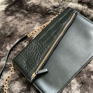 Cross-body or clutch bag (detachable chain strap)